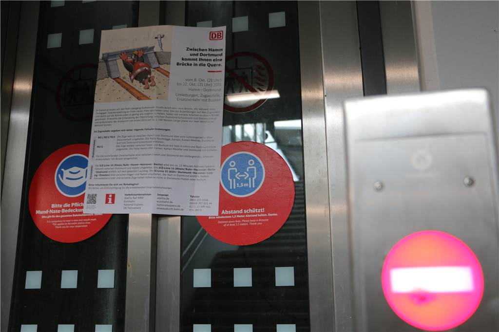 Bahnstrecke ab Freitag gesperrt: Diese Züge fallen zwei Wochen lang aus Die Doppel-Sperrung: Ein gesperrter Aufzug mit einem Hinweis auf eine ab Freitag gültige Streckensperrung.