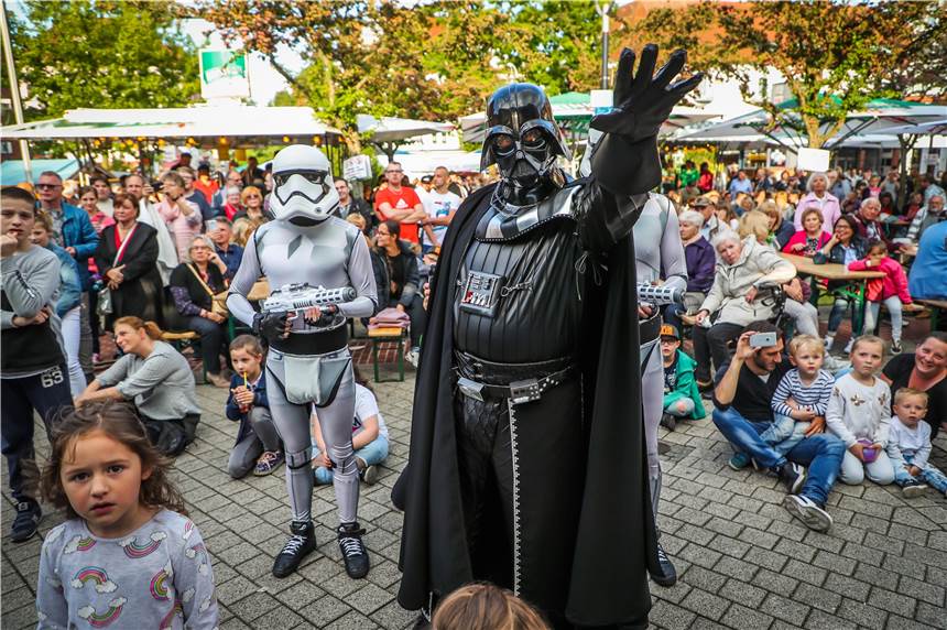 Ein letztes Aufbäumen gegen Corona: Dorffest im September? Die Dorffest-Macher haben die Lütgendortmunder Traditionsveranstaltung für 2020 noch nicht abgeschrieben. 2019 landeten die Neuburger Sternenkrieger mit ihrem Raumschiff im Ortskern.