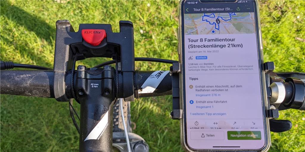 Dorsten entdecken: Beliebte Radtouren mit Links auf einen Blick Ein Smartphone ist an einem Fahrradlenker befestigt.