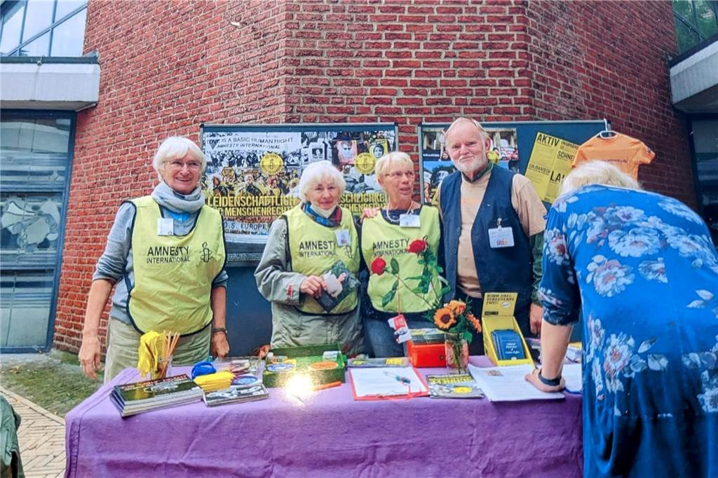 Denkmal für Menschenrechte: Amnesty-Gruppe schenkt Baum und Stele Die Dorstener ai-Gruppe im vorigen Jahr bei einem Infostand in der Fußgängerzone