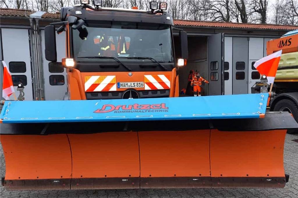Warnstufe rot: Dorsten erwartet Schneefälle wie lange nicht mehr Die Dorstener Autobahnmeisterei rückte bereits am Samstagnachmittag zum Winterdienst auf die A 31 aus.