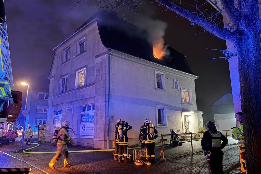 Die Dorstener Feuerwehr bekämpfte am 1. Weihnachtstag den Dachgeschossbrand in einem Wohn- und Geschäftshaus in Dorsten-Hervest.