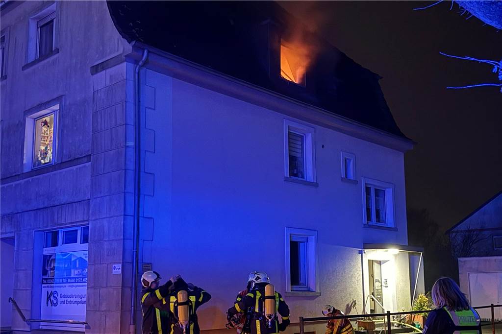 Die Dorstener Feuerwehr bekämpfte am 1. Weihnachtstag den Dachgeschossbrand in einem Wohn- und Geschäftshaus in Dorsten-Hervest.