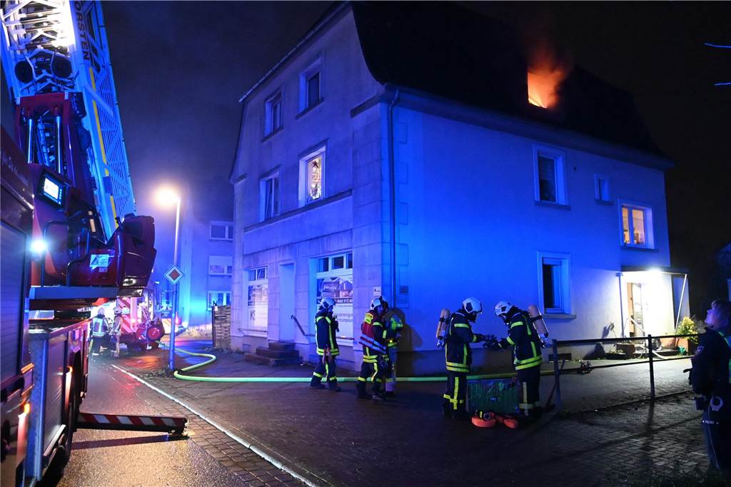 Die Dorstener Feuerwehr bekämpfte am 1. Weihnachtstag den Dachgeschossbrand in einem Wohn- und Geschäftshaus in Dorsten-Hervest.