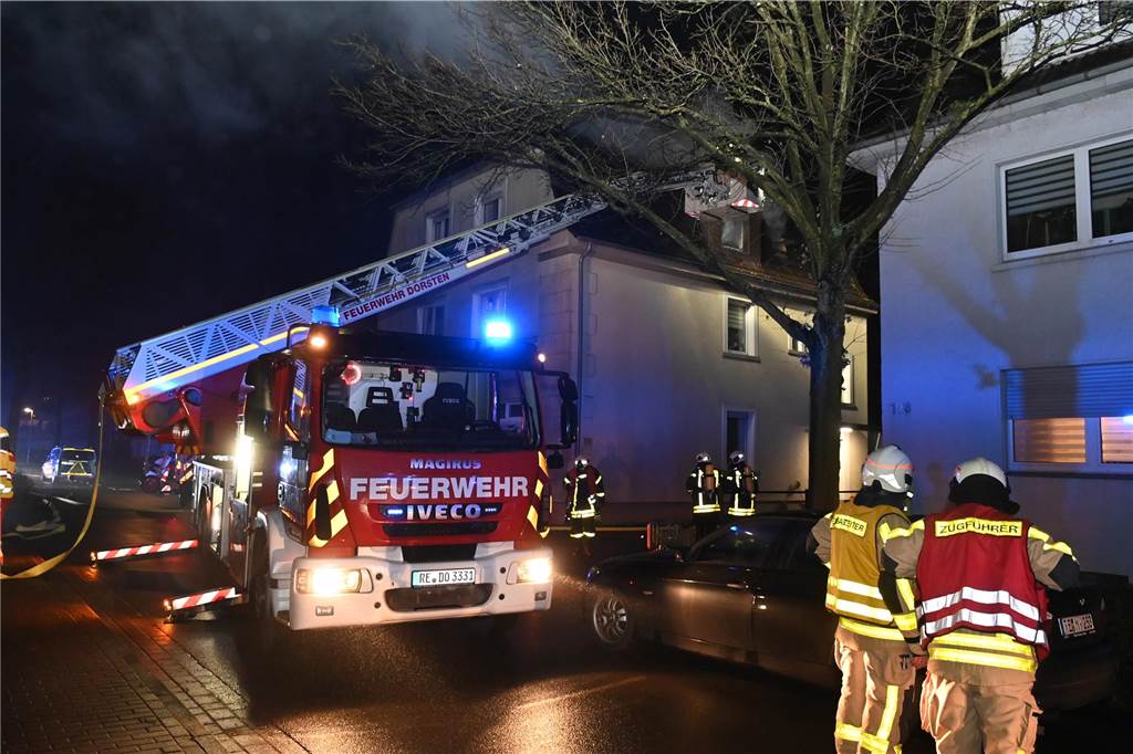 Die Dorstener Feuerwehr bekämpfte am 1. Weihnachtstag den Dachgeschossbrand in einem Wohn- und Geschäftshaus in Dorsten-Hervest.