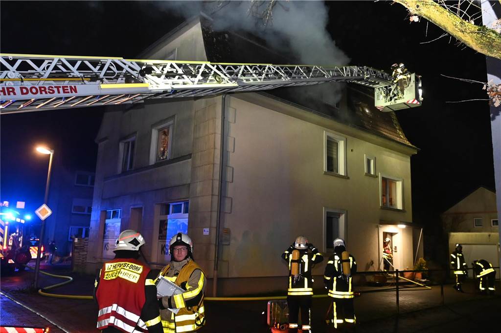 Die Dorstener Feuerwehr bekämpfte am 1. Weihnachtstag den Dachgeschossbrand in einem Wohn- und Geschäftshaus in Dorsten-Hervest.