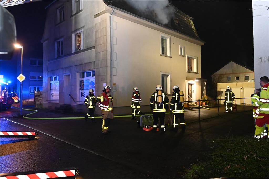 Die Dorstener Feuerwehr bekämpfte am 1. Weihnachtstag den Dachgeschossbrand in einem Wohn- und Geschäftshaus in Dorsten-Hervest.