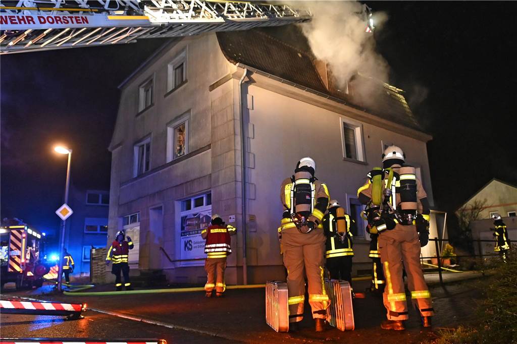 Die Dorstener Feuerwehr bekämpfte am 1. Weihnachtstag den Dachgeschossbrand in einem Wohn- und Geschäftshaus in Dorsten-Hervest.