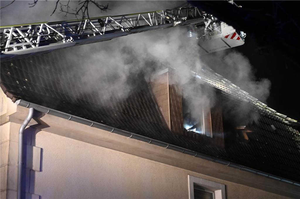 Die Dorstener Feuerwehr bekämpfte am 1. Weihnachtstag den Dachgeschossbrand in einem Wohn- und Geschäftshaus in Dorsten-Hervest.