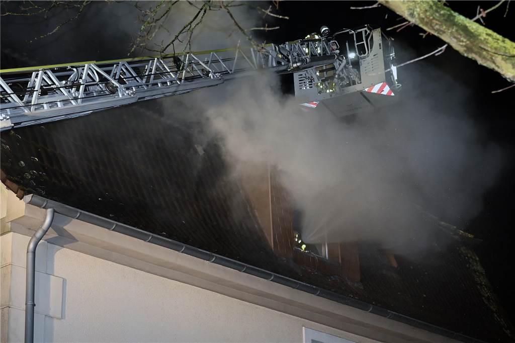 Die Dorstener Feuerwehr bekämpfte am 1. Weihnachtstag den Dachgeschossbrand in einem Wohn- und Geschäftshaus in Dorsten-Hervest.