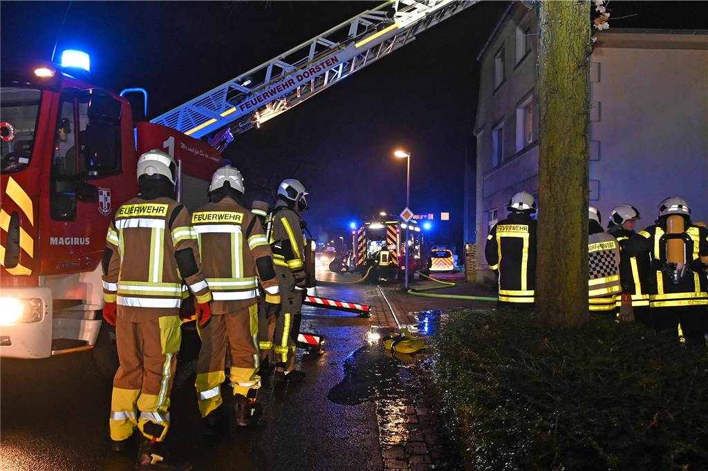 Die Dorstener Feuerwehr bekämpfte am 1. Weihnachtstag den Dachgeschossbrand in einem Wohn- und Geschäftshaus in Dorsten-Hervest.
