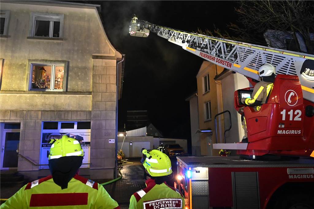 Die Dorstener Feuerwehr bekämpfte am 1. Weihnachtstag den Dachgeschossbrand in einem Wohn- und Geschäftshaus in Dorsten-Hervest.