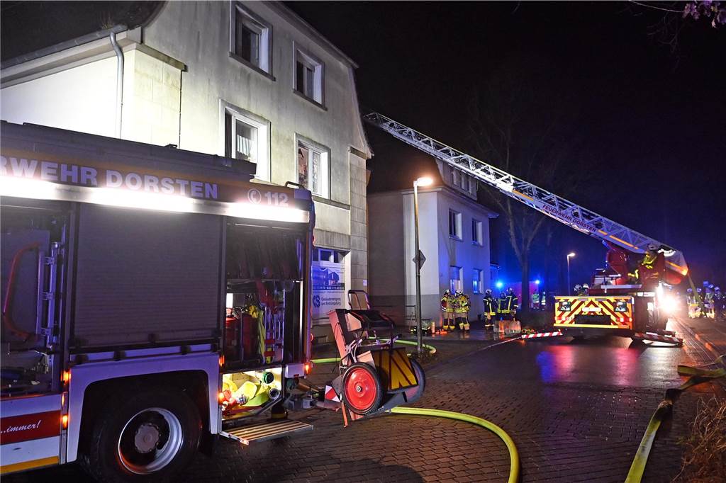 Die Dorstener Feuerwehr bekämpfte am 1. Weihnachtstag den Dachgeschossbrand in einem Wohn- und Geschäftshaus in Dorsten-Hervest.