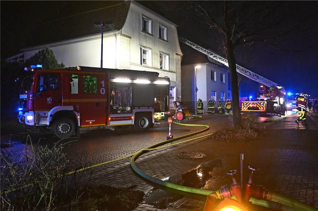 Die Dorstener Feuerwehr bekämpfte am 1. Weihnachtstag den Dachgeschossbrand in einem Wohn- und Geschäftshaus in Dorsten-Hervest.