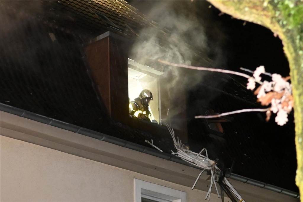 Die Dorstener Feuerwehr bekämpfte am 1. Weihnachtstag den Dachgeschossbrand in einem Wohn- und Geschäftshaus in Dorsten-Hervest.