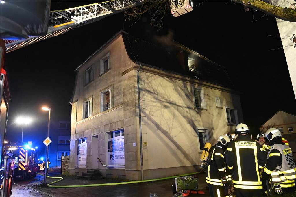 Die Dorstener Feuerwehr bekämpfte am 1. Weihnachtstag den Dachgeschossbrand in einem Wohn- und Geschäftshaus in Dorsten-Hervest.