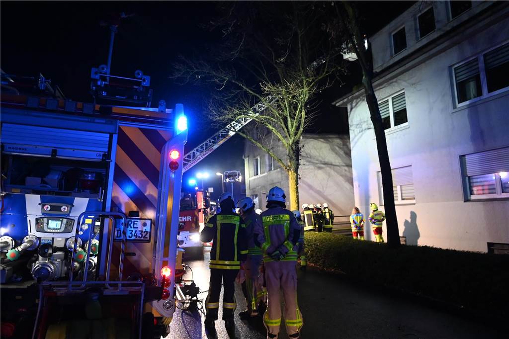 Die Dorstener Feuerwehr bekämpfte am 1. Weihnachtstag den Dachgeschossbrand in einem Wohn- und Geschäftshaus in Dorsten-Hervest.