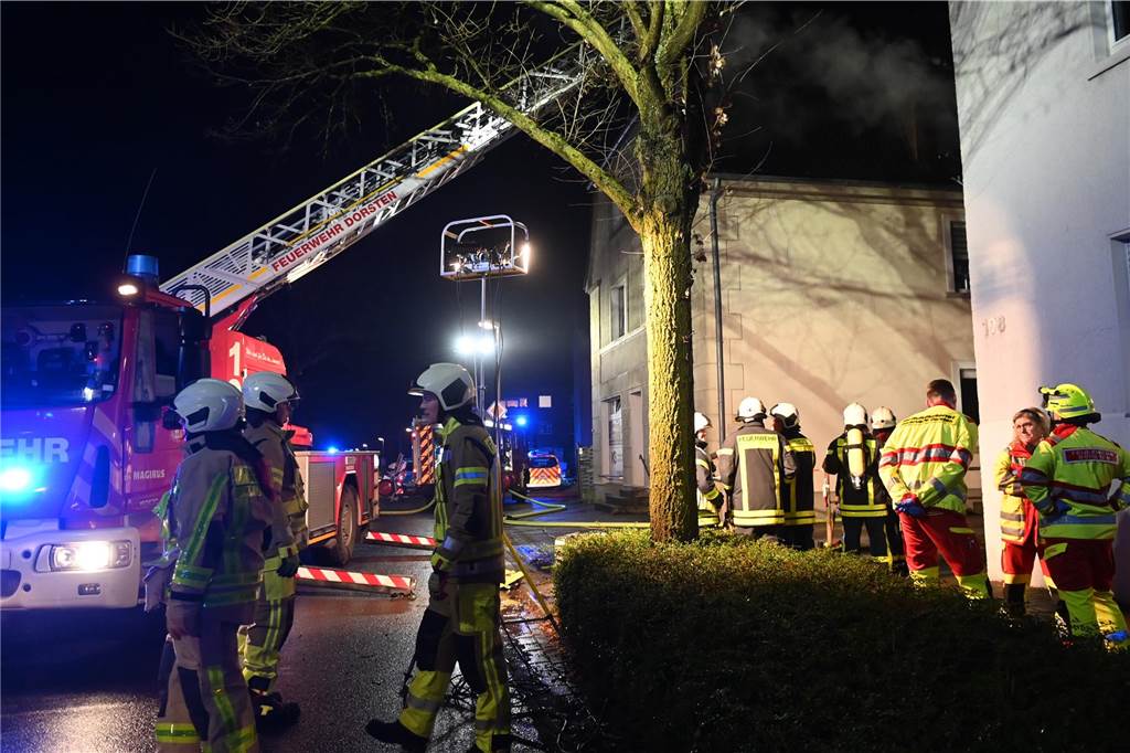 Die Dorstener Feuerwehr bekämpfte am 1. Weihnachtstag den Dachgeschossbrand in einem Wohn- und Geschäftshaus in Dorsten-Hervest.