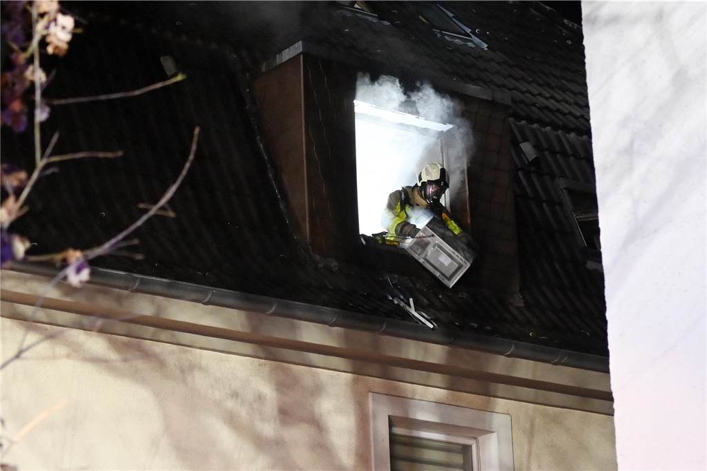 Die Dorstener Feuerwehr bekämpfte am 1. Weihnachtstag den Dachgeschossbrand in einem Wohn- und Geschäftshaus in Dorsten-Hervest.