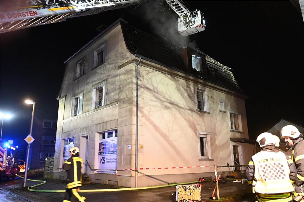 Die Dorstener Feuerwehr bekämpfte am 1. Weihnachtstag den Dachgeschossbrand in einem Wohn- und Geschäftshaus in Dorsten-Hervest.