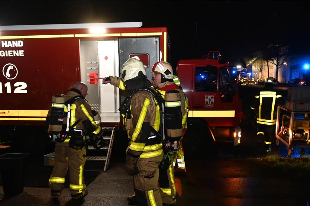 Die Dorstener Feuerwehr bekämpfte am 1. Weihnachtstag den Dachgeschossbrand in einem Wohn- und Geschäftshaus in Dorsten-Hervest.