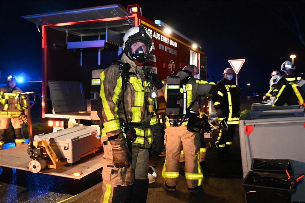 Die Dorstener Feuerwehr bekämpfte am 1. Weihnachtstag den Dachgeschossbrand in einem Wohn- und Geschäftshaus in Dorsten-Hervest.