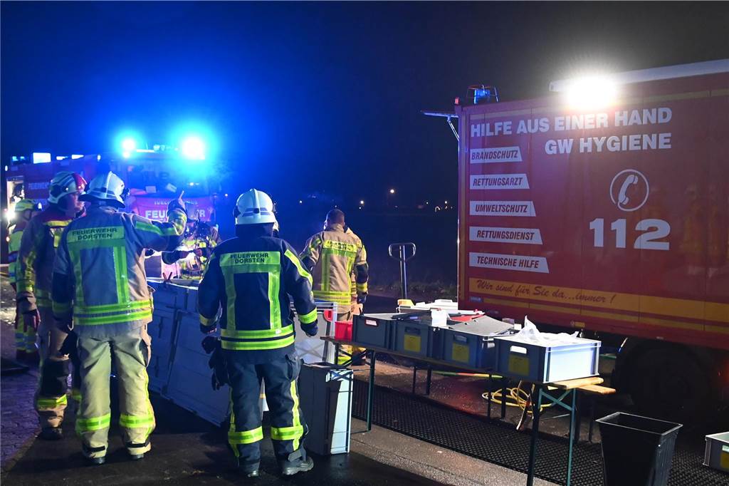 Die Dorstener Feuerwehr bekämpfte am 1. Weihnachtstag den Dachgeschossbrand in einem Wohn- und Geschäftshaus in Dorsten-Hervest.