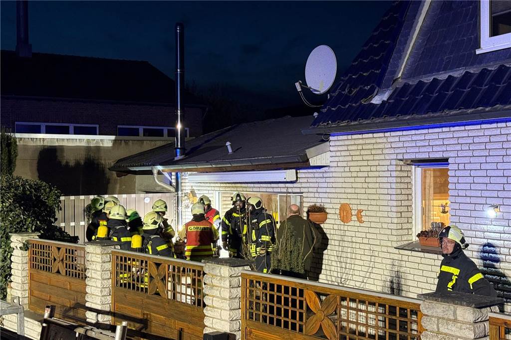 Die Dorstener Feuerwehr rückte unter Atemschutz vor.