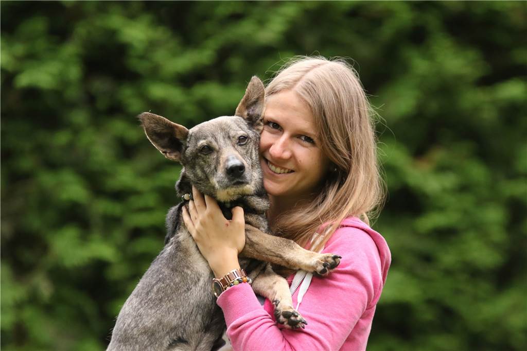 Hunde als Friedensbotschafter: Fotoaktion in Dorsten für Spendengelder Frau kuschelt mit Hund.