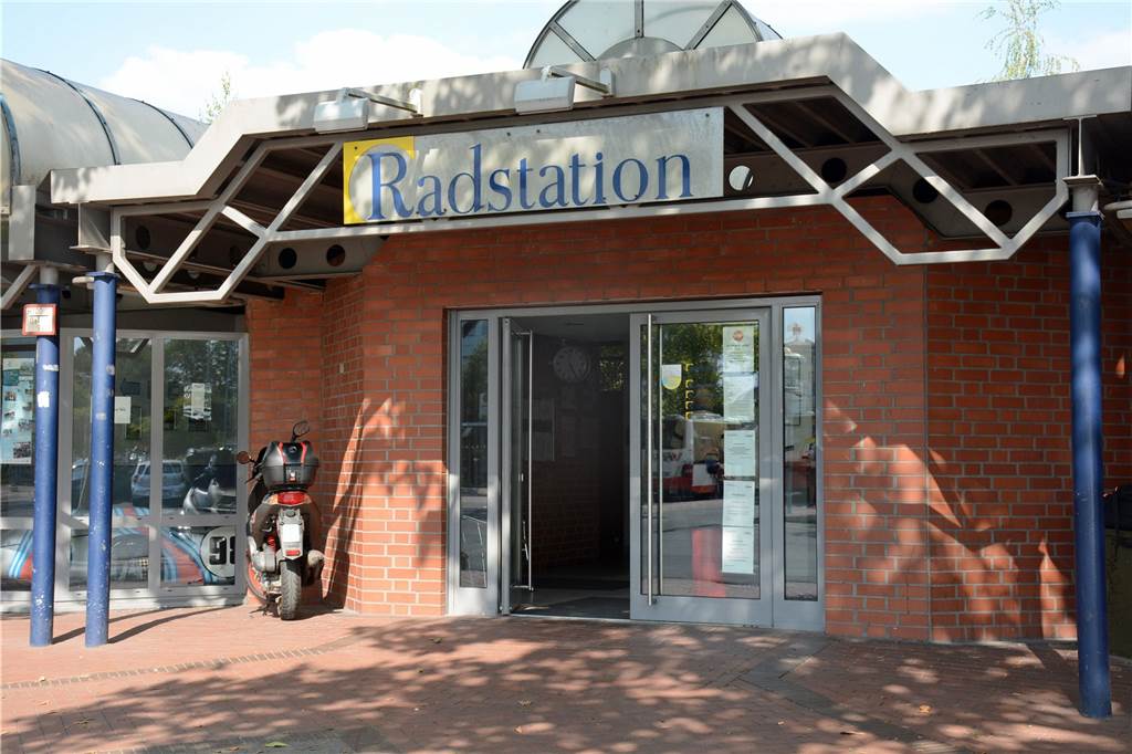 Pendler finden am Bahnhof einen sicheren Hafen für das Fahrrad Die Dorstener Radstation befindet sich am Dorstener Busbahnhof und damit in der Nachbarschaft des Dorstener Bahnhofs.