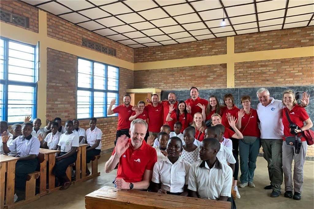 Schulen für Ruanda: Alle wollen Jenny Elvermanns blonde Haare anfassen Die Dorstener schauten sich die Klassenzimmer an, die mit Spenden aus Dorsten errichtet wurden.