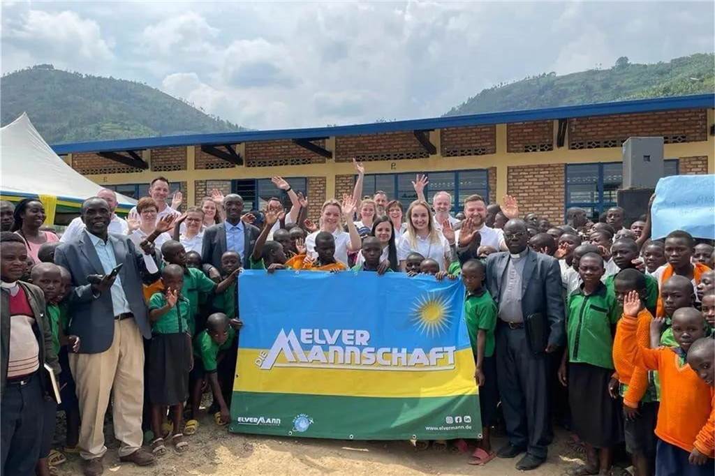 Schulen für Ruanda: Alle wollen Jenny Elvermanns blonde Haare anfassen Die Dorstener und Einheimische vor einer der neuen Schulen in Ruanda.