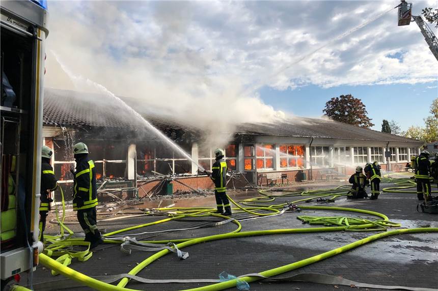 Feuer zerstört Dorstener Werkstatt für Menschen mit Behinderungen Die Dorstener Werkstatt brannte am Montag. Die Feuerwehr ist mit einem Großaufgebot vor Ort.