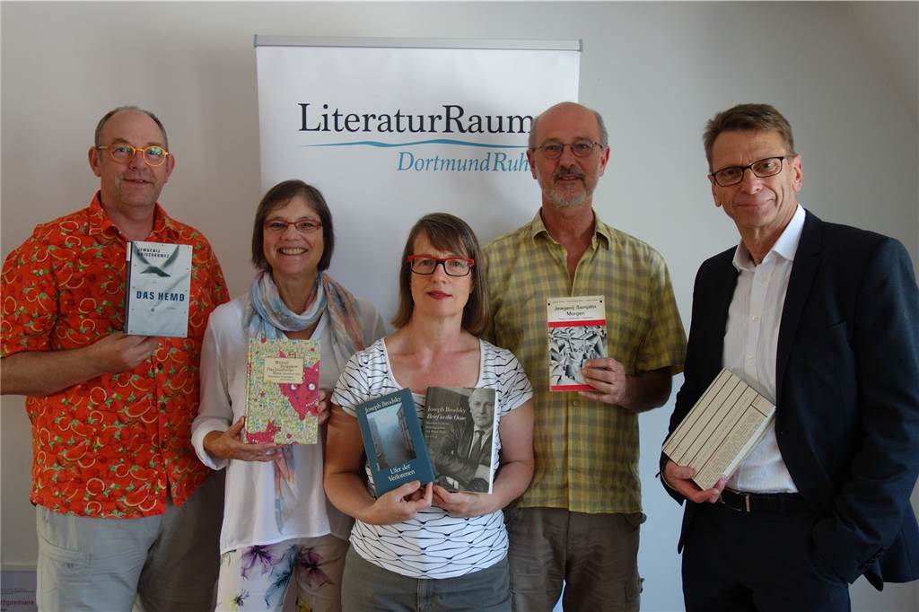 Theater und Literatur sollen den Dialog zwischen Russland und Deutschland fördern Die Dortmunder Autoren Thorsten Trelenberg (v.l.), Cornelia Ertmer, Claudia Hummelsheim, Thomas Kade und Hans Ulrich Heuser stellen russische Literatur vor.