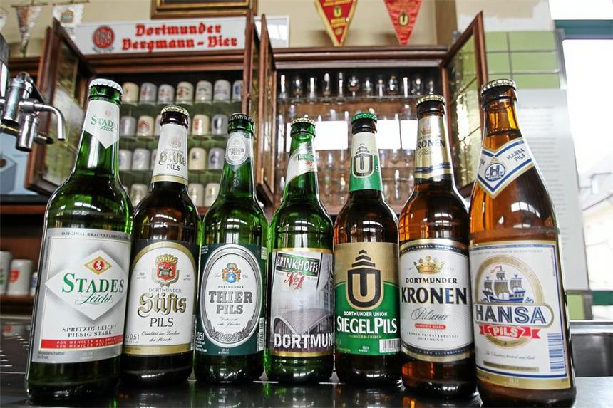 Die Geschichte des Dortmunder Bieres Die Dortmunder Biere werden stilecht auf einer Kneipentheke präsentiert.