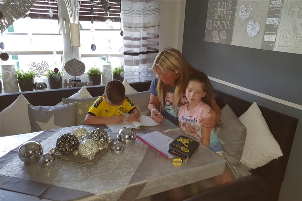 Corona-Schnelltests sind nicht für alle Kinder geeignet Die Dortmunder Familie Minich im Jahr 2020 beim Homeschooling. Mutter Ivonne Minich betreut die Autistin Soey (r.) und ihren nicht-beeinträchtigten Zwillingsbruder.