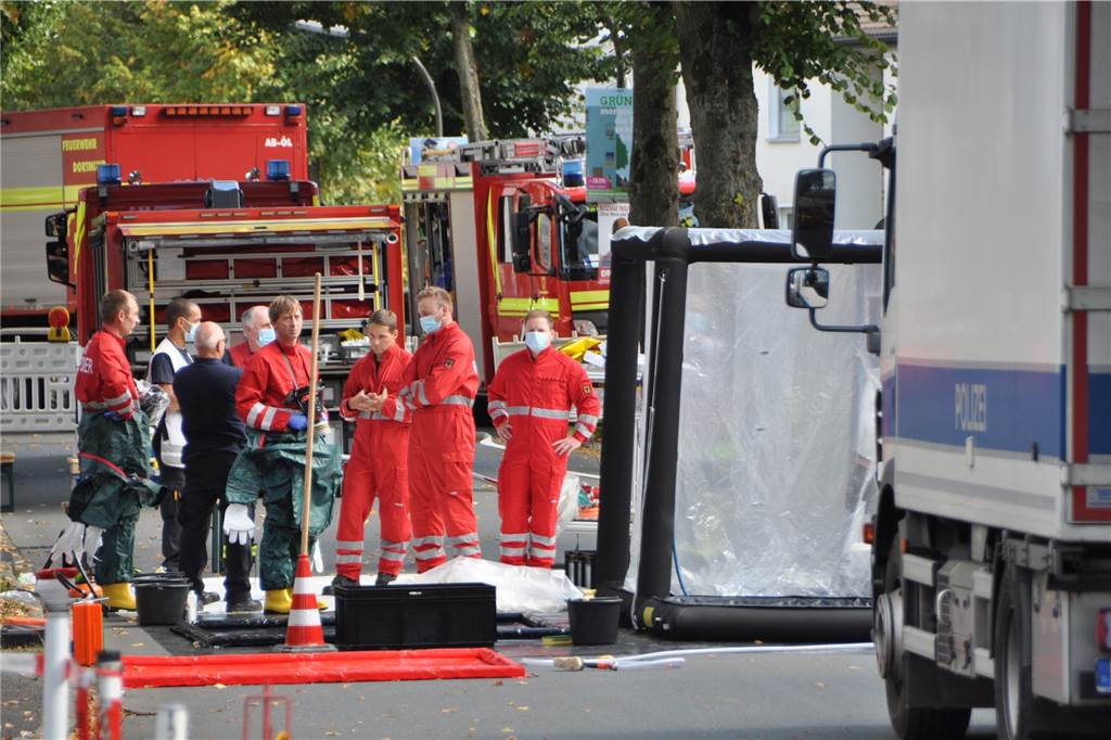 Rentner hortet in Dortmund kiloweise Sprengstoff: Wer ist dieser Mann? Die Dortmunder Feuerwehr war mit einer ABC-Spezialeinheit vor Ort, die bei atomaren, biologischen und chemischen Gefahrenstoffen hinzugezogen wird. Die Spezialeinheit richtete einen Dekontaminationsplatz ein.