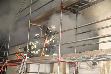Die Dortmunder Feuerwehr wurde um 5.30 Uhr zum Brand in der Bövinghauser Unterdelle gerufen. Gelöscht war das Feuer um 6.15 Uhr. Zu Schaden kam niemand.