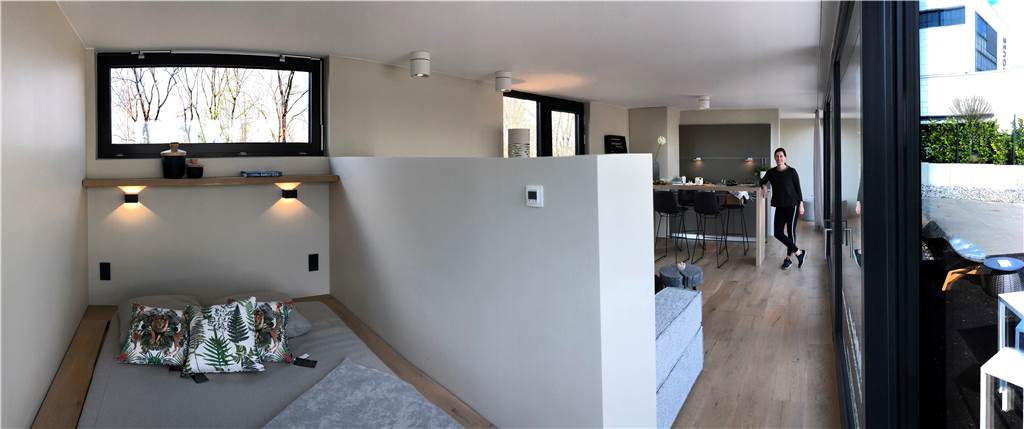 „Tiny House“-Hype in Dortmund – der Wohntrend hat aber ein großes Problem Die Dortmunder Firma "Greenspaces" bietet ein 40 Quadratmeter großes Tiny House an. Große Fenster sorgen für viel Licht im Innern. In dieser Panorama-Aufnahme wirkt der Raum größer als er tatsächlich ist.