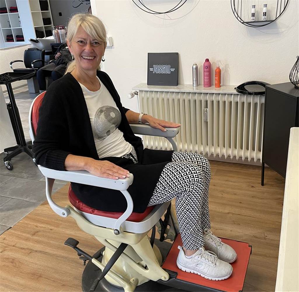 Im „Abschnitt 34“ werden Kunden in ehemaligen Zahnarzt-Stuhl frisiert Friseurmeisterin Ulrike Wernicke aus Dortmund-Oespel hat sich nach zehn Jahren mit diesem antiken Stück einen Herzenswunsch erfüllt.