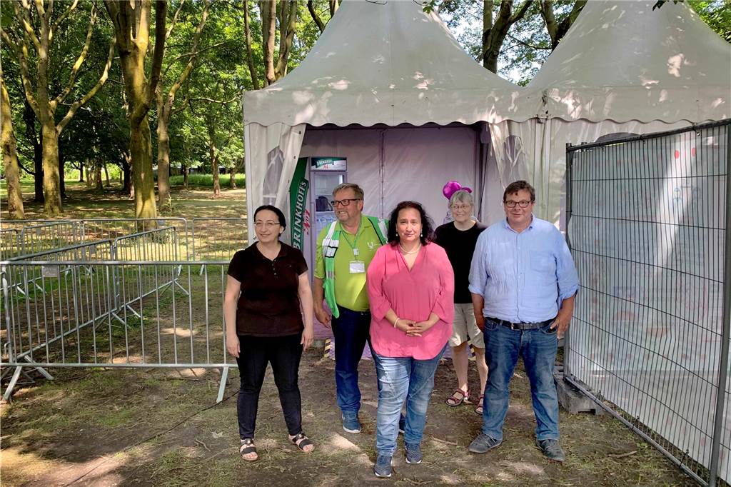 Erst Karussell, dann Impfung: Corona-Aktion auf Kirmes in Dortmund Die Dortmunder Initiative Impfen und der Kirmes-Chef vor dem ehemaligen Corona-Testzelt am FreDolino (v.l.): Dr. Fatma Michels, Dr. Reinhard Büker, Dr. Dilek Sahin, Birgit Geis (MFA) und Patrik Arend (Vorsitzender Schausteller Dortmund).
