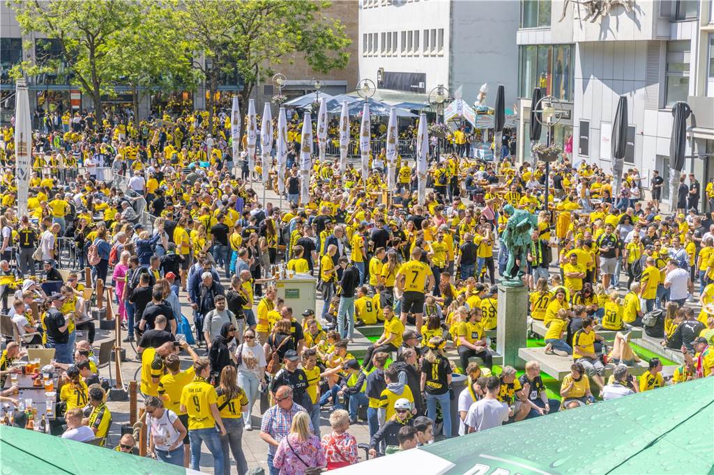 Schwarz-gelbe Euphorie der BVB-Fans wich tiefer Enttäuschung Der Alte Markt mit vielen schwarz-gelben Fans.
