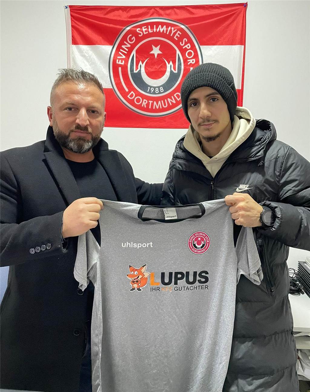 Eving Selimiye Spor II will Ex-Profi verpflichten: Ali Aldibo hält das Trikot von Eving Selimiye Spor II hoch.