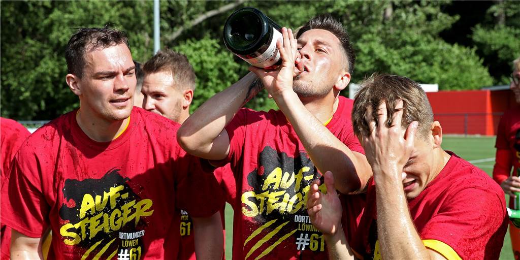Viele Bilder und ein Video vom Aufstieg der Dortmunder Löwen: „Scheiße, ey! Das gute Bier“ Die Spieler der Dortmunder Löwen feiern den Bezirksliga-Aufstieg und trinken Sekt.
