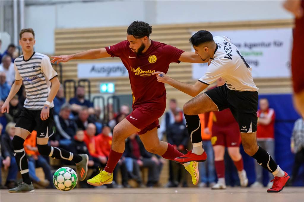 Halle Kreuzstraße: Gruppe mit Endrunden-Charakter: Landesligisten im direkten Duell Die Dortmunder Löwen (rote Trikots) spielten in der Vorrunde in der Halle Brackel. Jetzt wollen sie auch in der Halle Kreuzstraße überzeugen.