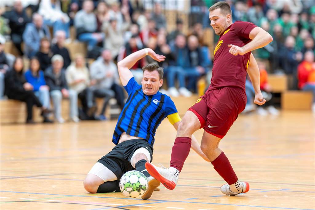 Die Dortmunder Löwen (rotes Trikot) kamen als Gruppensieger weiter, Julius Keyser (l.) und der TSC Eintracht Dortmund brauchten das Entscheidungsspiel.