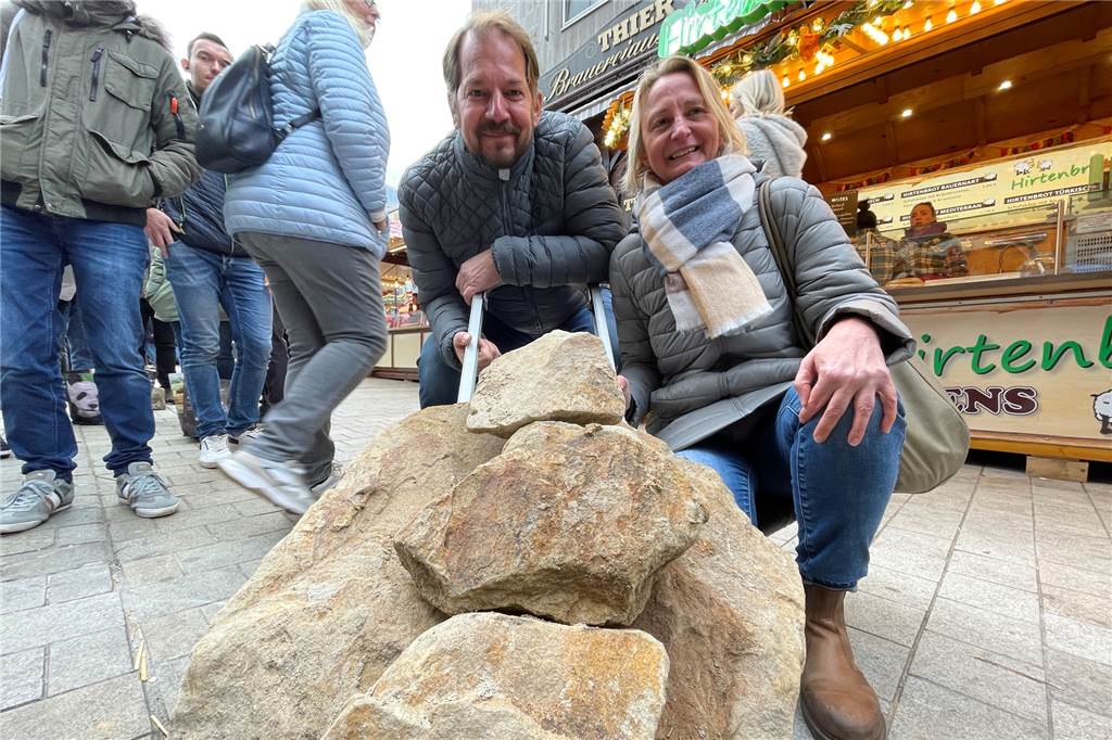 Dortmunder warten Stunden, um sich ein Stück Stadtgeschichte zu sichern Die Dortmunder Martin und Sonja Titt haben sich am Sonntag Steine der mittelalterlichen Stadtmauer gesichert.