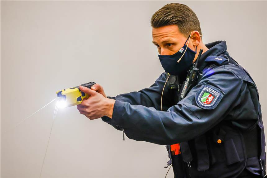 Mehr Taser: Polizei Dortmund rüstet mit Elektroschock-Pistolen auf Die Dortmunder Polizei wird nach der Pilotphase in der Nordstadt mit mehr Distanz-Elektroschockern ausgestattet – hier ein Foto aus dem Trainingszentrum in Dortmund Aplerbeck.