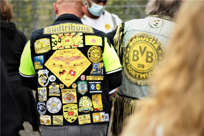67.000 Fans gegen Mainz im BVB-Stadion? 2G-Regel teilweise aufgehoben Die Dortmunder Südtribüne muss weiterhin ohne Stehplätze auskommen – das BVB-Stadion wird aber wieder voller.