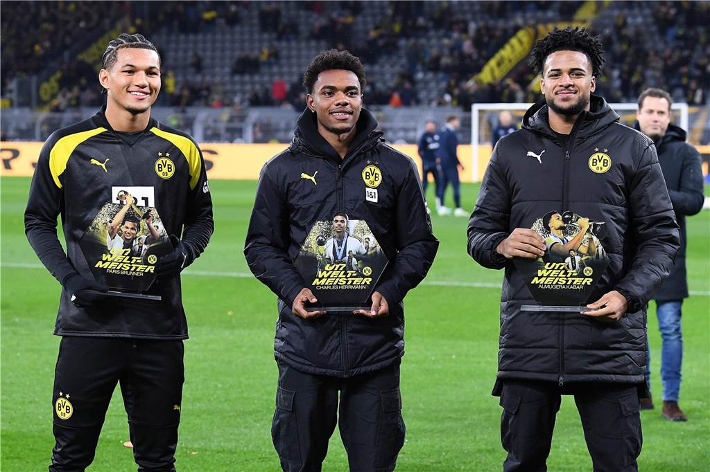 BVB-Nachwuchsboss Lars Ricken im Exklusiv-Interview: „Dann bekomme ich heute noch eine Gänsehaut“ Paris Brunner, Charles Herrmann und Almugera Kabar halten Auszeichnungen in den Händen.